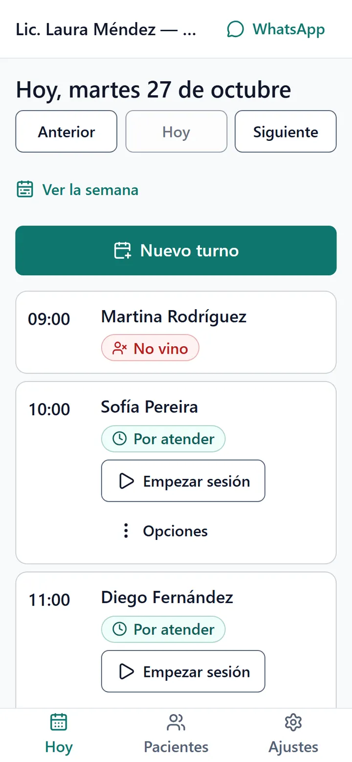 Captura de la app en el celular: Hoy, martes 27 de octubre, con Martina Rodríguez marcada como «No vino» y los turnos de Sofía Pereira y Diego Fernández por atender.